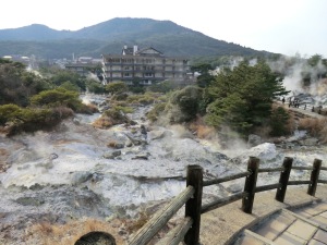 地獄からホテルを望む