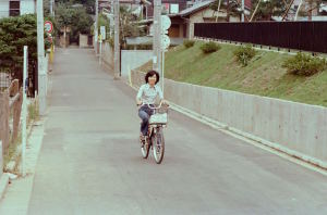 自転車に乗る女房